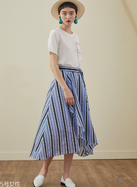 不規(guī)則半身裙怎么搭配？不規(guī)則半身裙搭配圖片