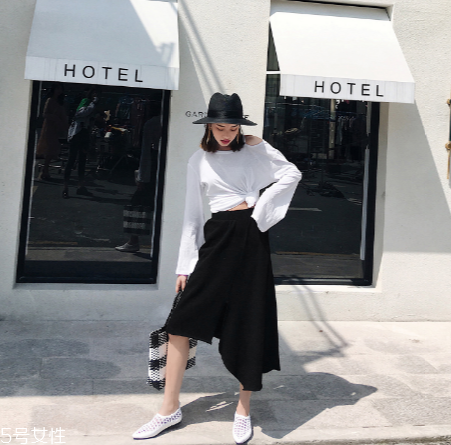 不規(guī)則半身裙怎么搭配？不規(guī)則半身裙搭配圖片