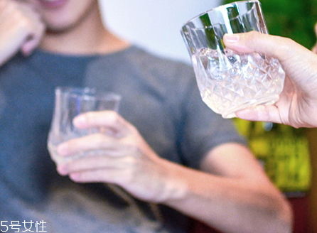 高粱酒什么味道 高粱酒的喝法 高粱酒什么味道 高粱酒的喝法