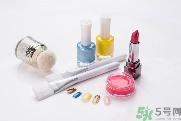 口紅放冰箱冷藏還是冷凍？夏天口紅冷藏還是冷凍？