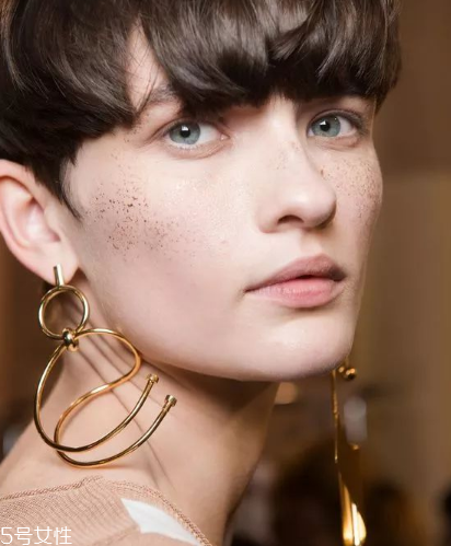 耳環(huán)取不下來(lái)怎么辦？耳環(huán)取不下來(lái)解決方法