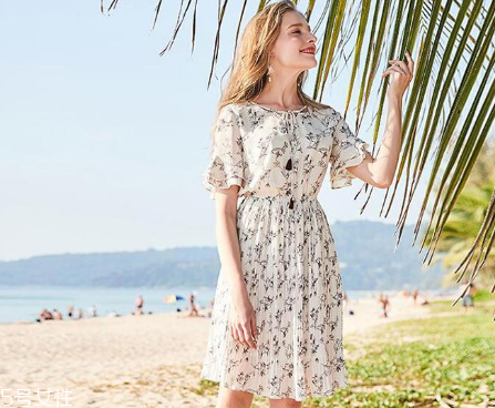 夏天穿什么樣的百褶裙好看？夏天適合穿什么百褶裙