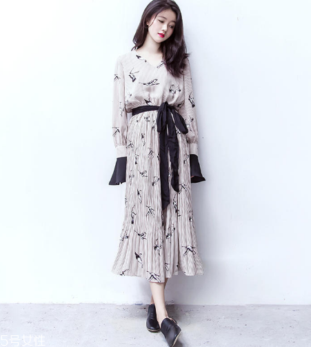 夏天穿什么樣的百褶裙好看？夏天適合穿什么百褶裙