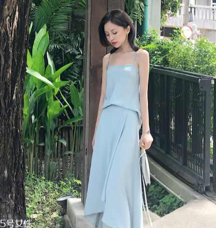 夏天穿什么顏色衣服顯白？夏天最顯白的衣服顏色