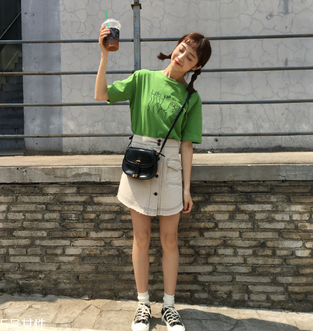 夏天穿什么顏色衣服顯白？夏天最顯白的衣服顏色