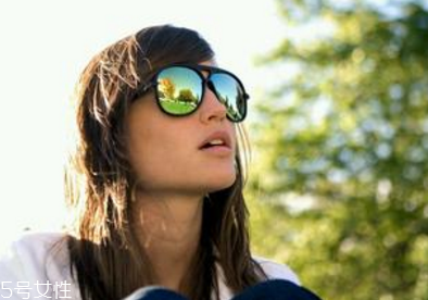 開(kāi)車(chē)戴什么顏色太陽(yáng)鏡好 開(kāi)車(chē)太陽(yáng)鏡怎么選