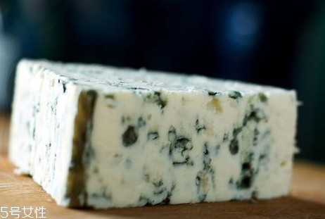 藍(lán)紋奶酪為什么這么臭 為什么藍(lán)紋奶酪上的霉菌可以吃 藍(lán)紋奶酪為什么這么臭 為什么藍(lán)紋奶酪上的霉菌可以吃