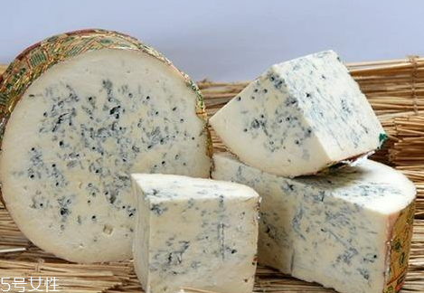 藍(lán)紋奶酪為什么這么臭 為什么藍(lán)紋奶酪上的霉菌可以吃 藍(lán)紋奶酪為什么這么臭 為什么藍(lán)紋奶酪上的霉菌可以吃