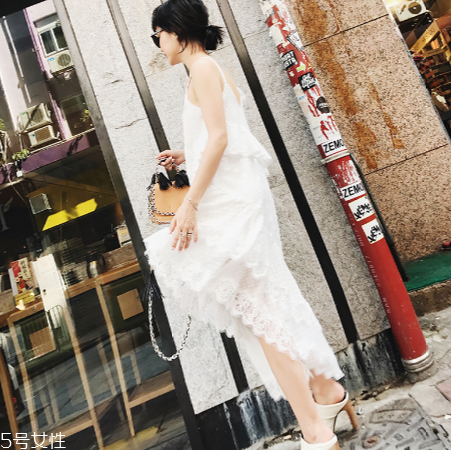 小白裙怎么搭配？小白裙搭配技巧