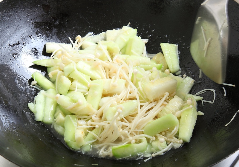 怎樣炒絲瓜不發(fā)黑 絲瓜怎么做不發(fā)黑 怎樣炒絲瓜不發(fā)黑 絲瓜怎么做不發(fā)黑