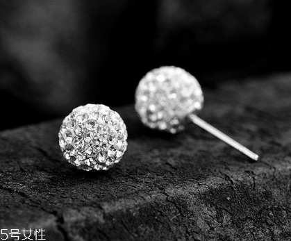 耳釘會(huì)傳染疾病嗎？耳釘會(huì)不會(huì)傳染疾病