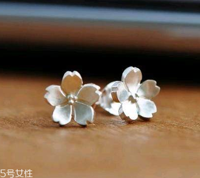 耳釘會(huì)傳染疾病嗎？耳釘會(huì)不會(huì)傳染疾病