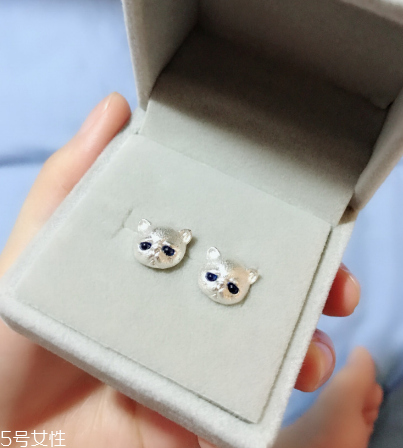 耳釘是金的好還是銀的好？耳釘買金的還是銀的？