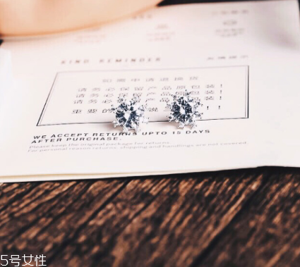 耳釘對耳唇有什么危害？耳釘對耳朵有哪些害處？