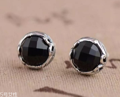 耳釘一定要打耳洞嗎？耳釘要有耳洞嗎？