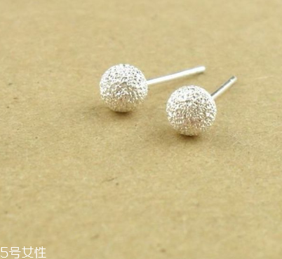 耳釘一定要打耳洞嗎？耳釘要有耳洞嗎？