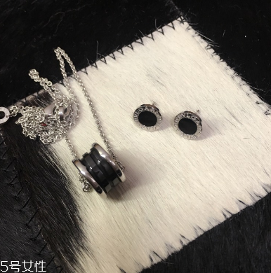 耳釘上有綠東西是什么？耳釘變綠了怎么清洗？