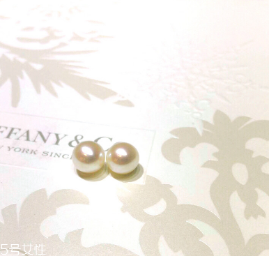 耳釘上有綠東西是什么？耳釘變綠了怎么清洗？