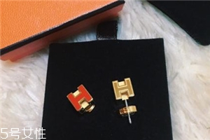 耳釘上有綠東西是什么？耳釘變綠了怎么清洗？