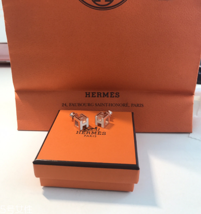 耳釘后面是圓的怎么帶？耳釘后面是圓的佩戴方法