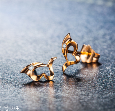 耳釘扣太緊怎么辦？耳釘扣太緊怎么取下來？