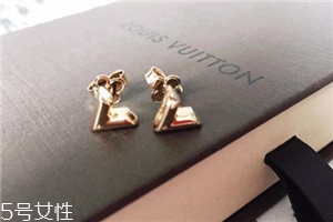 耳釘穿不過(guò)去怎么辦？耳釘卡在中間怎么處理？