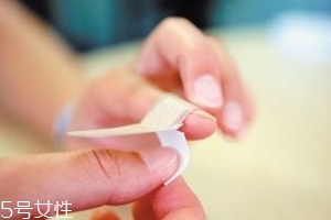 創(chuàng)可貼可以貼痘痘嗎？創(chuàng)可貼貼痘痘好嗎？