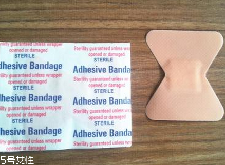 創(chuàng)可貼可以貼痘痘嗎？創(chuàng)可貼貼痘痘好嗎？