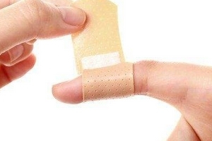 創(chuàng)可貼可以貼一晚上嗎？睡覺(jué)貼創(chuàng)可貼好嗎？