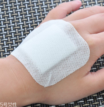 創(chuàng)可貼可以貼一晚上嗎？睡覺(jué)貼創(chuàng)可貼好嗎？