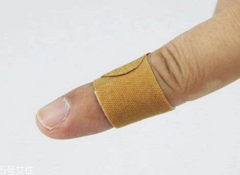 創(chuàng)可貼可以貼一晚上嗎？睡覺(jué)貼創(chuàng)可貼好嗎？