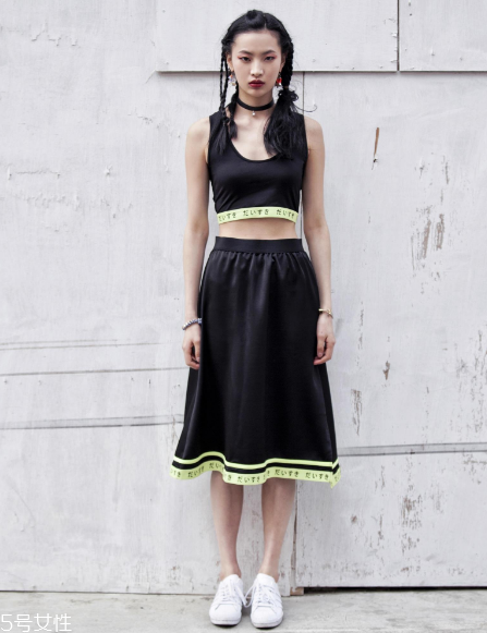 今年夏天流行什么露臍裝？今夏最火的露臍裝搭配