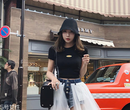 今年夏天流行什么露臍裝？今夏最火的露臍裝搭配