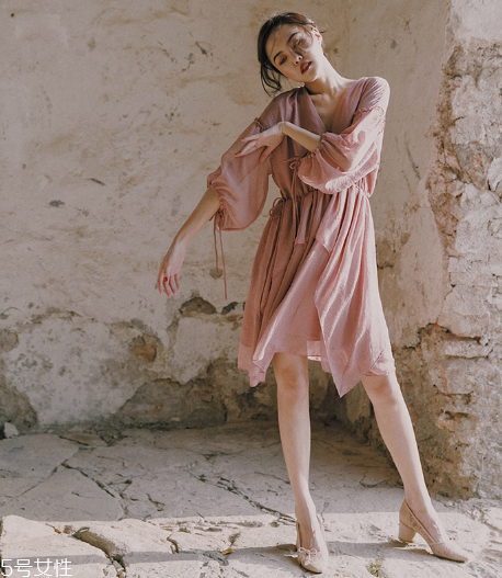 女人穿什么顏色顯氣質(zhì)？什么顏色衣服最顯氣質(zhì)？