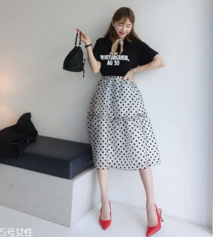 夏天穿黑色衣服容易曬黑嗎？夏天穿黑色會(huì)曬黑嗎？