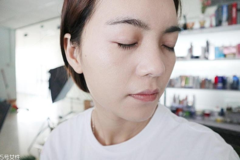 日常煙熏妝怎么畫比較好 用3個(gè)彩妝打造的煙熏妝教程 日常煙熏妝怎么畫比較好 用3個(gè)彩妝打造的煙熏妝教程