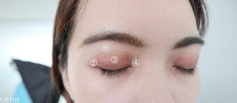 日常煙熏妝怎么畫比較好 用3個(gè)彩妝打造的煙熏妝教程 日常煙熏妝怎么畫比較好 用3個(gè)彩妝打造的煙熏妝教程