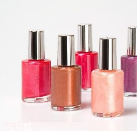 涂彩色指甲油要涂底油嗎？指甲油能用卸妝油卸嗎？