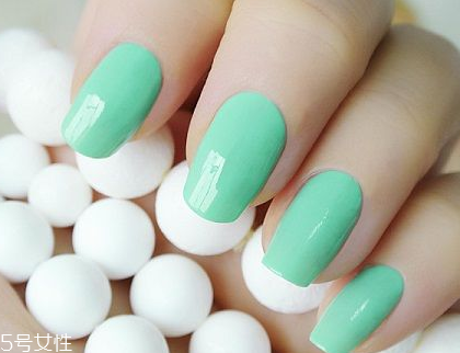 涂彩色指甲油要涂底油嗎？指甲油能用卸妝油卸嗎？