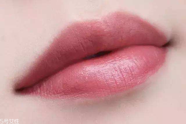 日?？诩t怎么畫人魚姬唇妝 疊涂打造的人魚姬唇妝