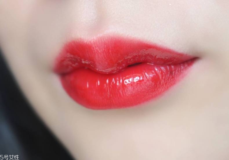 日常口紅怎么畫人魚姬唇妝 疊涂打造的人魚姬唇妝