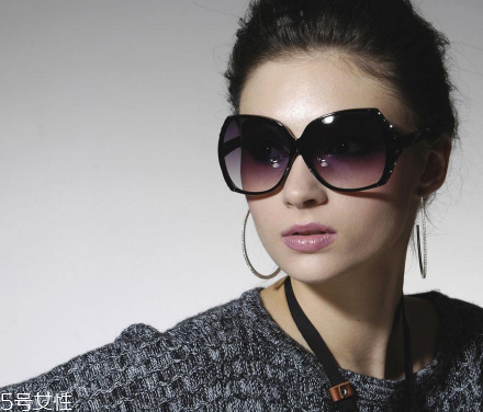 太陽(yáng)鏡輕好還是重好？太陽(yáng)鏡買(mǎi)輕的還是重的？