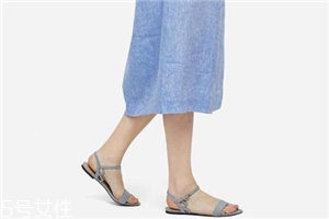 腳寬的人適合穿什么涼鞋？腳胖穿什么涼鞋好看？