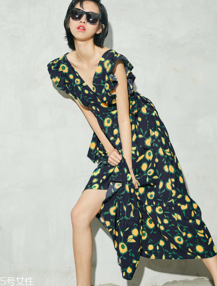 微胖穿什么連衣裙好看？微胖女生適合穿什么連衣裙？