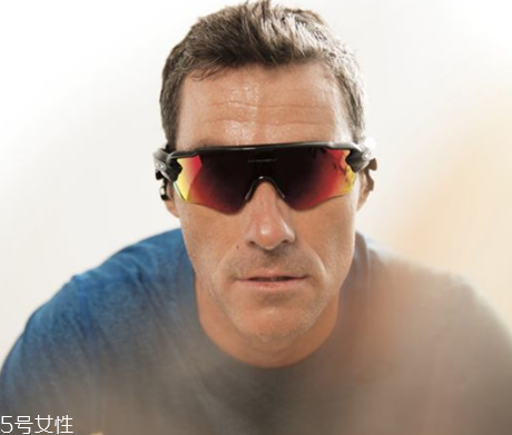 oakley眼鏡真假辨別 歐克利眼鏡怎么辨別真假？