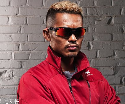 oakley眼鏡真假辨別 歐克利眼鏡怎么辨別真假？