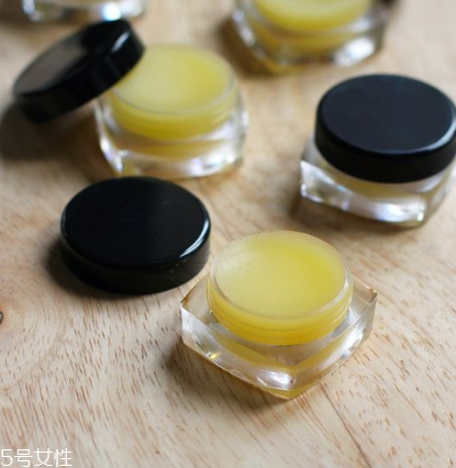 護(hù)唇膏能卸掉口紅嗎 護(hù)唇膏可以卸唇妝嗎 護(hù)唇膏能卸掉口紅嗎 護(hù)唇膏可以卸唇妝嗎