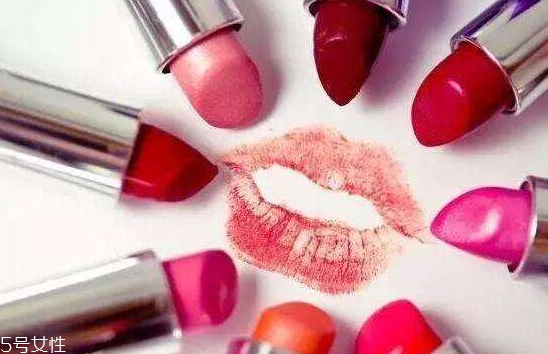 護(hù)唇膏能卸掉口紅嗎 護(hù)唇膏可以卸唇妝嗎 護(hù)唇膏能卸掉口紅嗎 護(hù)唇膏可以卸唇妝嗎