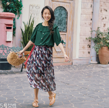 綠色衣服怎么搭配？綠色衣服搭配技巧