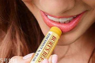 護(hù)唇膏可以補(bǔ)妝嗎 護(hù)唇膏的正確補(bǔ)妝方法 護(hù)唇膏可以補(bǔ)妝嗎 護(hù)唇膏的正確補(bǔ)妝方法